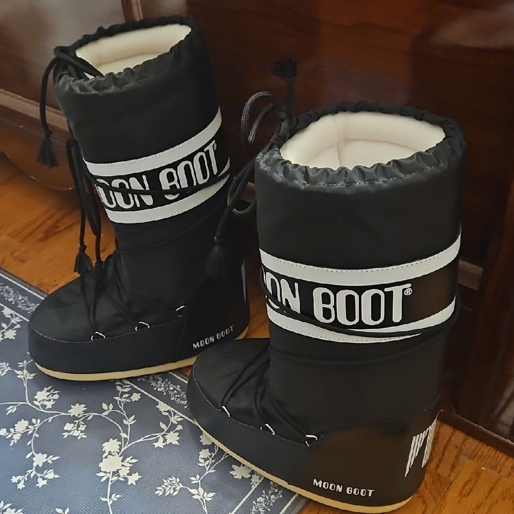 Moon Boot Black and White